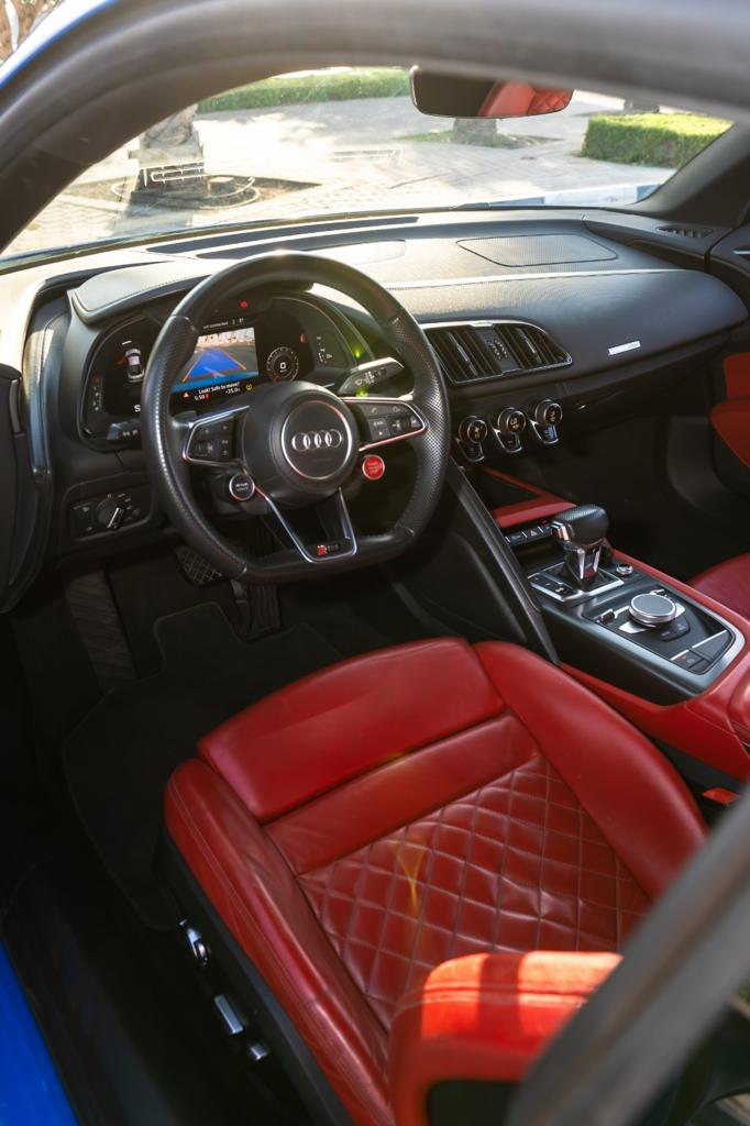Audi r8 V10 rent a car Dubai 